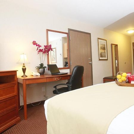 Stonebridge Hotel Досон-Крик Экстерьер фото