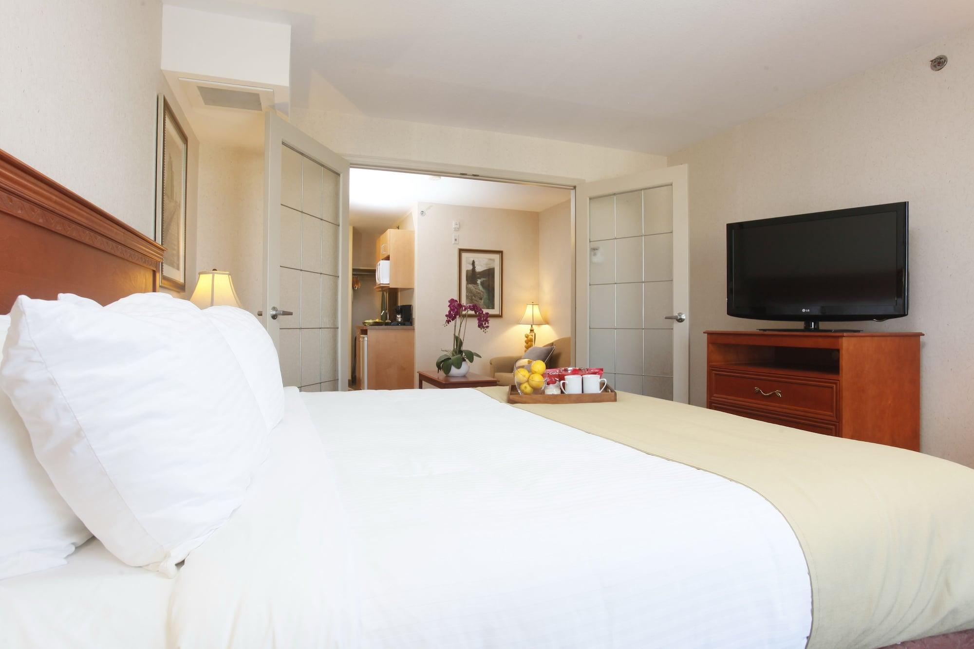 Stonebridge Hotel Досон-Крик Экстерьер фото