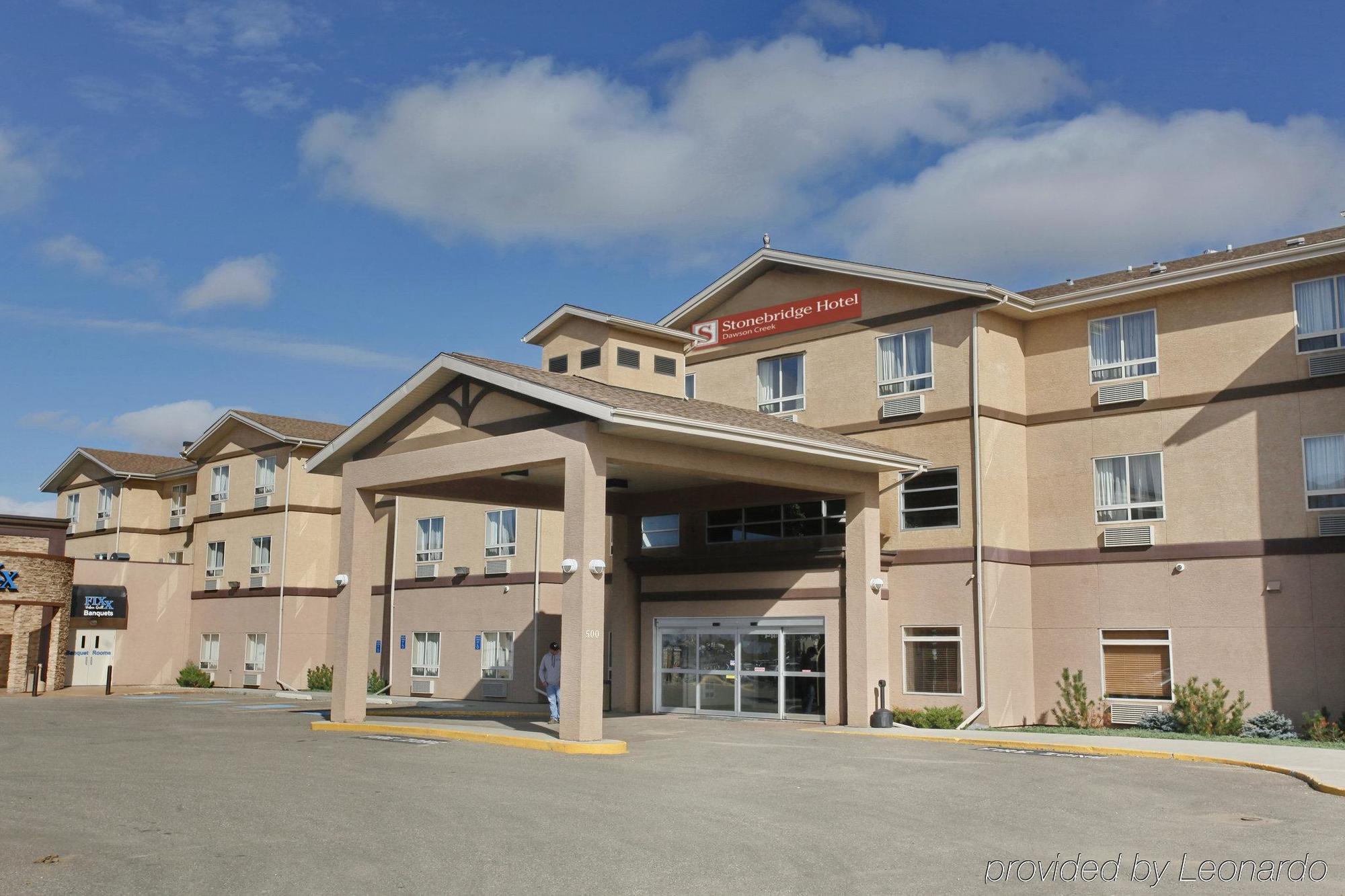 Stonebridge Hotel Досон-Крик Экстерьер фото