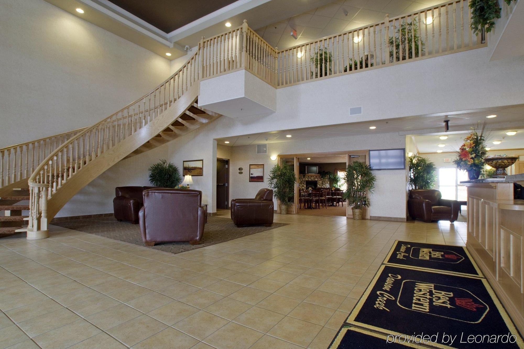 Stonebridge Hotel Досон-Крик Экстерьер фото