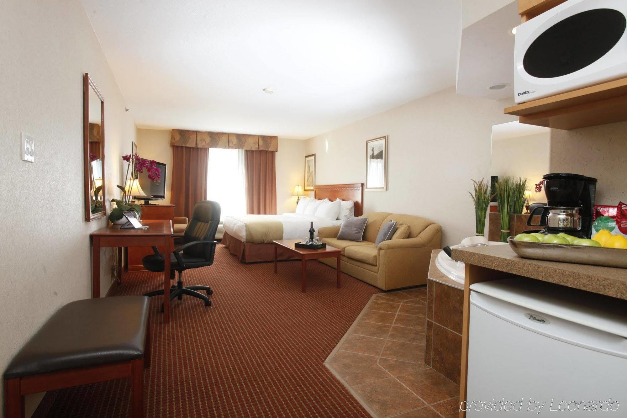Stonebridge Hotel Досон-Крик Экстерьер фото