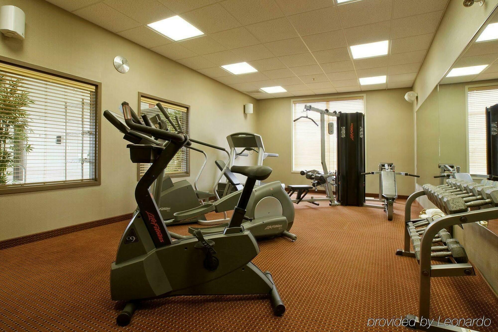 Stonebridge Hotel Досон-Крик Удобства фото